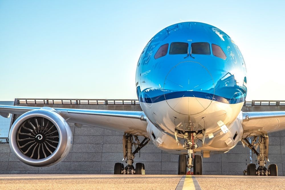 Free commuting scheme abolished  !  KLM  pilots  abroad  will  pay  a  fixed  amount  for  flying  to  work  at  Schiphol  !